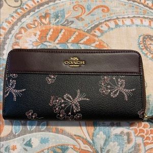 NWT Coach Accordian Leather Zip Wallet
